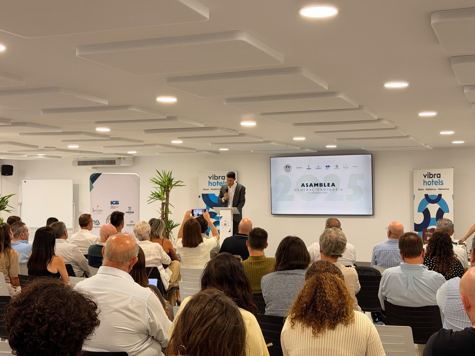 Fomento del Turismo reúne a 80 profesionales del sector en su asamblea general ordinaria Fomento del Turismo reúne a 80 profesionales del sector en su asamblea general ordinaria