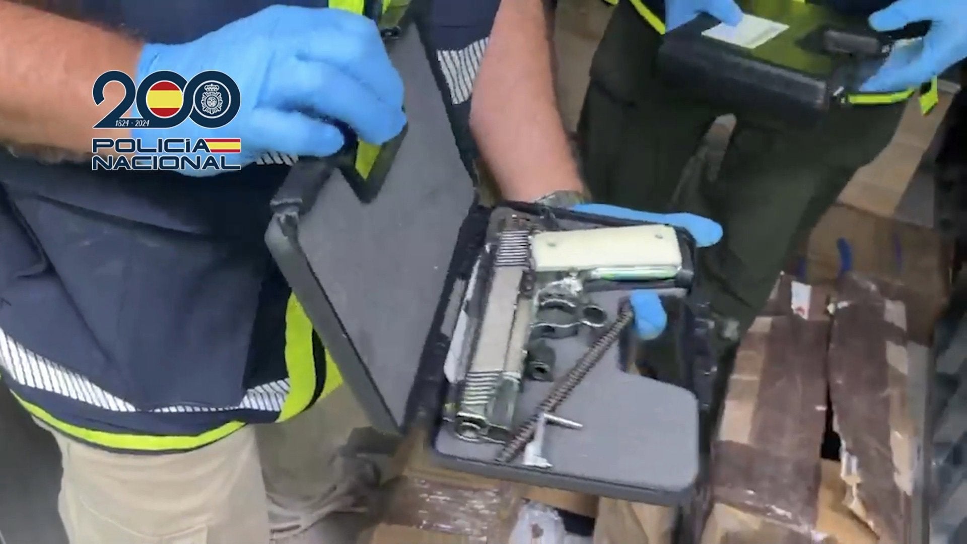 Tres detenidos en Badajoz tras encontrar 644 armas de fuego y cartuchos en una armería clandestina en Girona Tres detenidos en Badajoz tras encontrar 644 armas de fuego y cartuchos en una armería clandestina en Girona