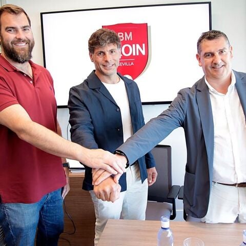 Juan Andreu, director deportivo, del Proin, Antonio García, entrenador del primer equipo y Juan Ramón Jordán, presidente del Proin