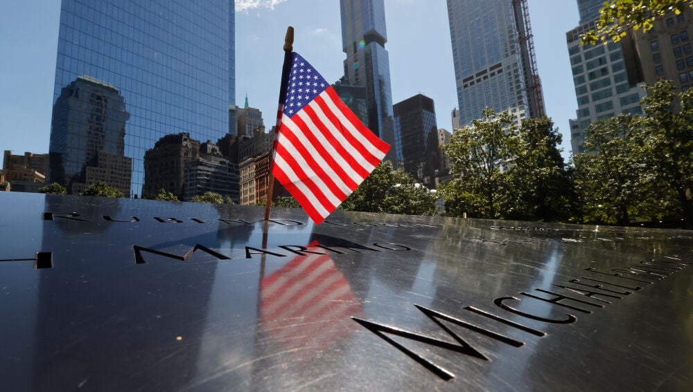 Una bandera estadounidense en el World Trade Center de Nueva York