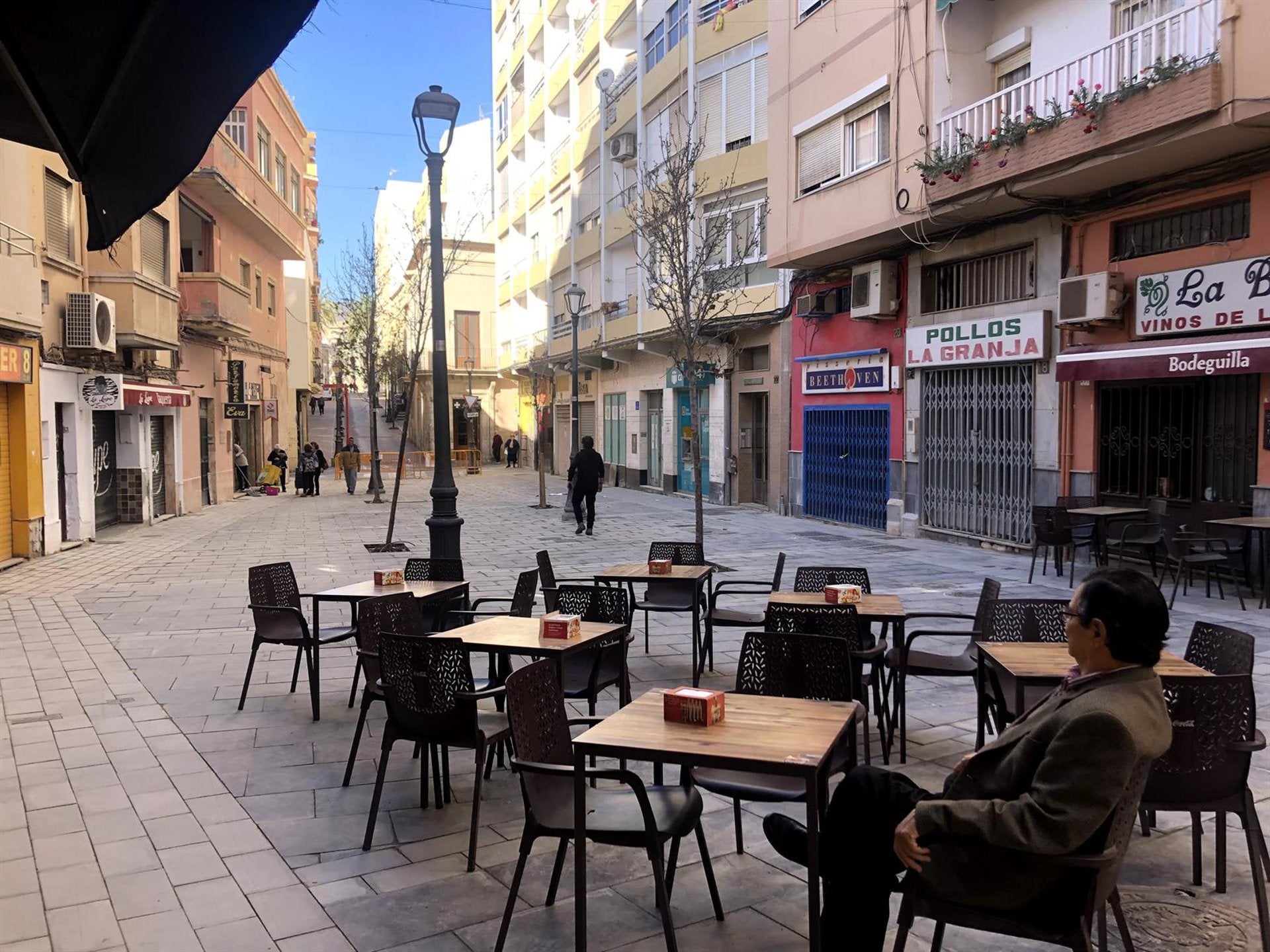 Almería prepara una nueva ordenanza de terrazas para compatibilizar la hostelería y el descanso vecinal Almería prepara una nueva ordenanza de terrazas para compatibilizar la hostelería y el descanso vecinal