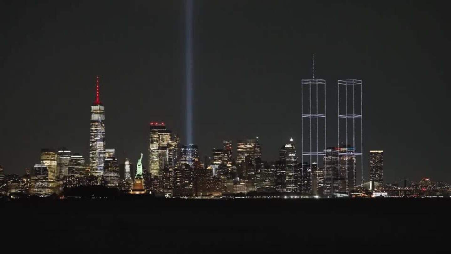 Recreaci&oacute;n de las torres gemelas con drones/ Reuters