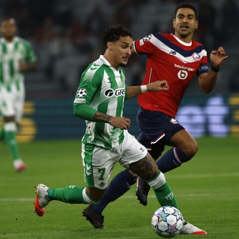 Antony conduce el balón en el Lille-Betis.