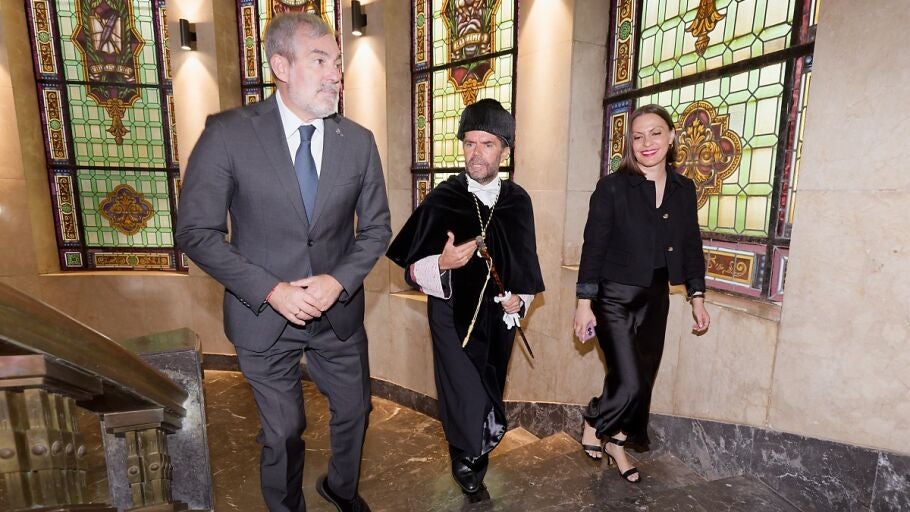 El presidente de Canarias, Fernando Clavijo, el rector de la ULL, Francisco Garc&iacute;a y la consejera de Universidades, Migdalia Mach&iacute;n, antes de la inauguraci&oacute;n del curso acad&eacute;mico REMITIDA / HANDOUT por ULL Fotograf&iacute;a remitida a medios de comunicaci&oacute;n exclusivamente para ilustrar la noticia a la que hace referencia la imagen, y citando la procedencia de la imagen en la firma 11/09/2026