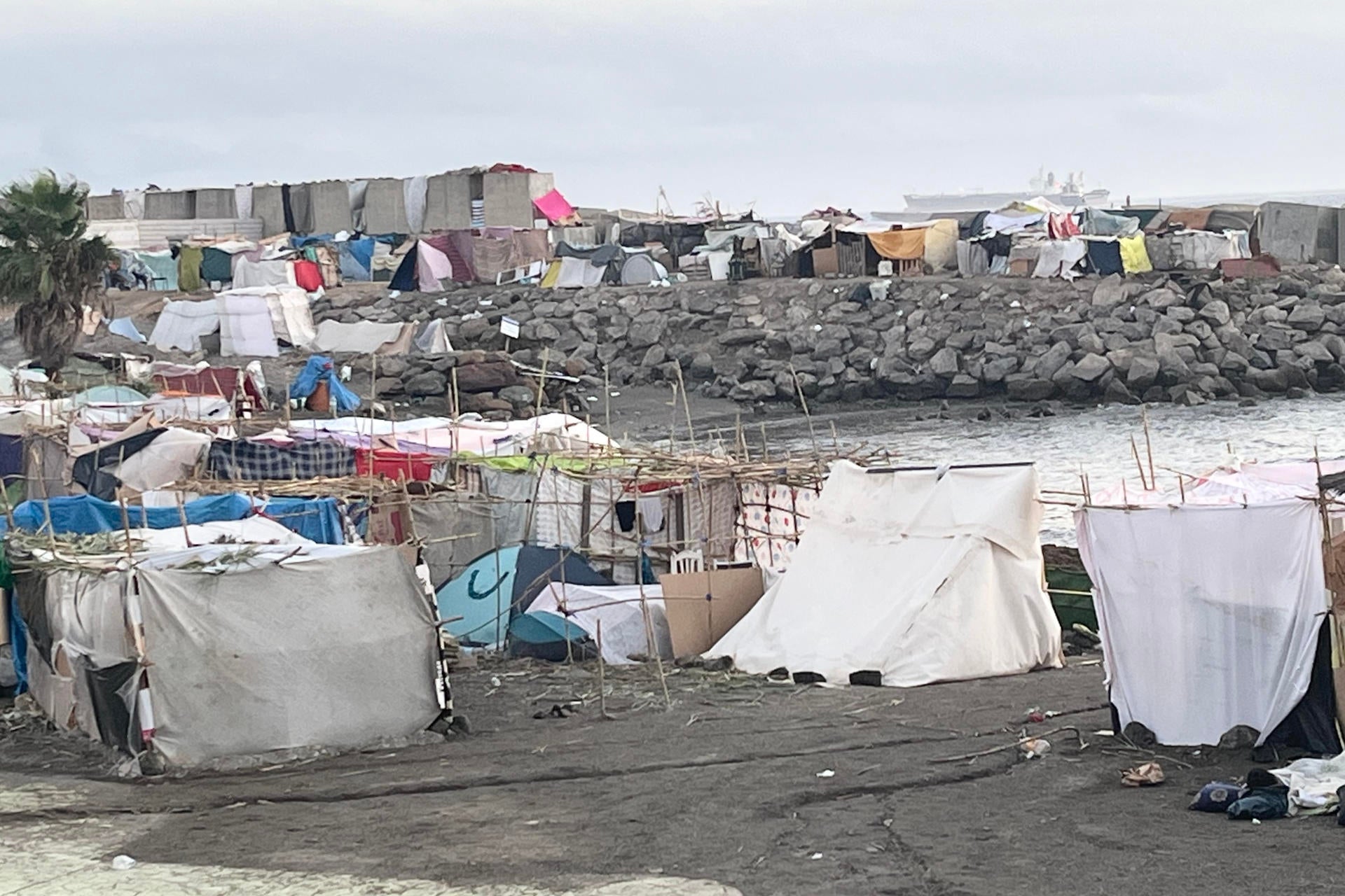 Instalaciones de migrantes en la playa Benítez en Ceuta Instalaciones de migrantes en la playa Benítez en Ceuta
