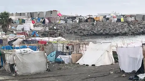 Instalaciones de migrantes en la playa Benítez en Ceuta Instalaciones de migrantes en la playa Benítez en Ceuta