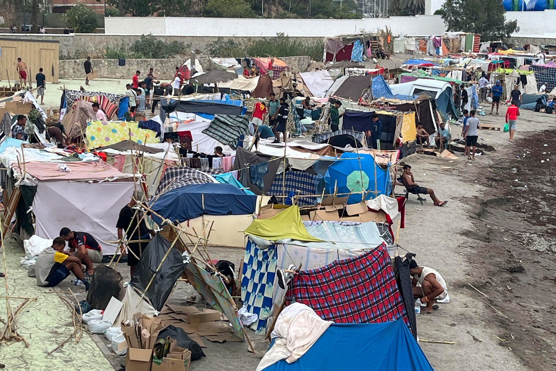 El Gobierno de Ceuta pide al Ejecutivo el desalojo "urgente" del asentamiento de la playa de Benítez por ser un "riesgo para la seguridad" El Gobierno de Ceuta pide al Ejecutivo el desalojo "urgente" del asentamiento de la playa de Benítez por ser un "riesgo para la seguridad"