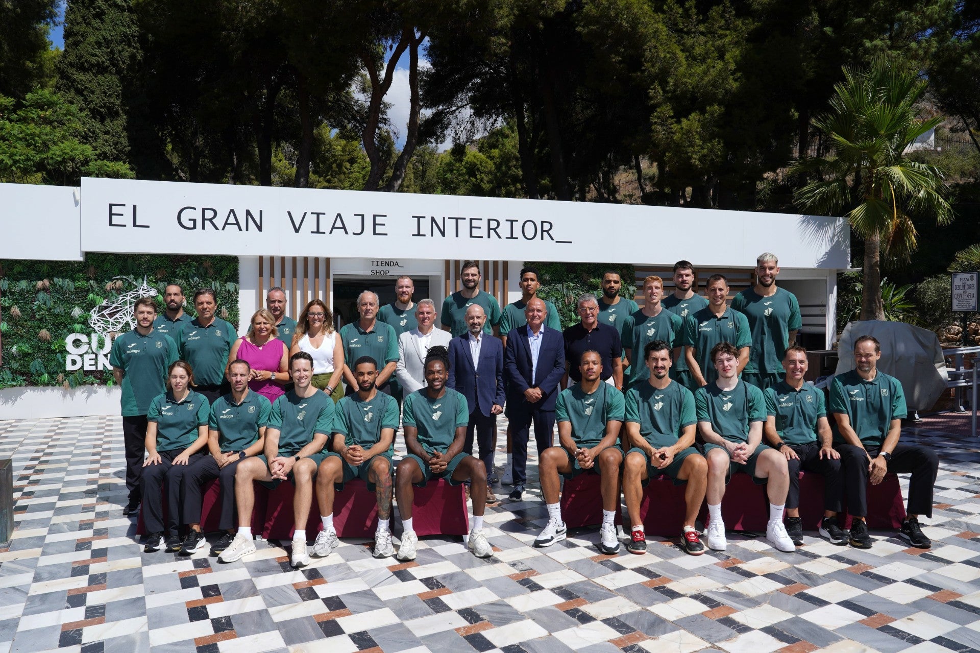 El presidente de la Fundación Cueva de Nerja recibe al Unicaja Baloncesto durante su visita a esta cavidad El presidente de la Fundación Cueva de Nerja recibe al Unicaja Baloncesto durante su visita a esta cavidad