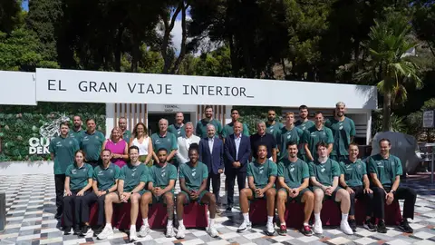 El presidente de la Fundación Cueva de Nerja recibe al Unicaja Baloncesto durante su visita a esta cavidad El presidente de la Fundación Cueva de Nerja recibe al Unicaja Baloncesto durante su visita a esta cavidad