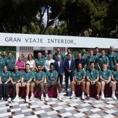 El presidente de la Fundación Cueva de Nerja recibe al Unicaja Baloncesto durante su visita a esta cavidad El presidente de la Fundación Cueva de Nerja recibe al Unicaja Baloncesto durante su visita a esta cavidad