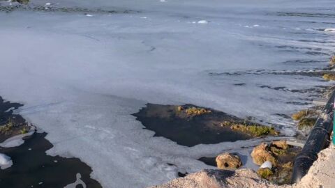 Espuma del vertido qu&iacute;mico en el Magro a su paso por LLombai