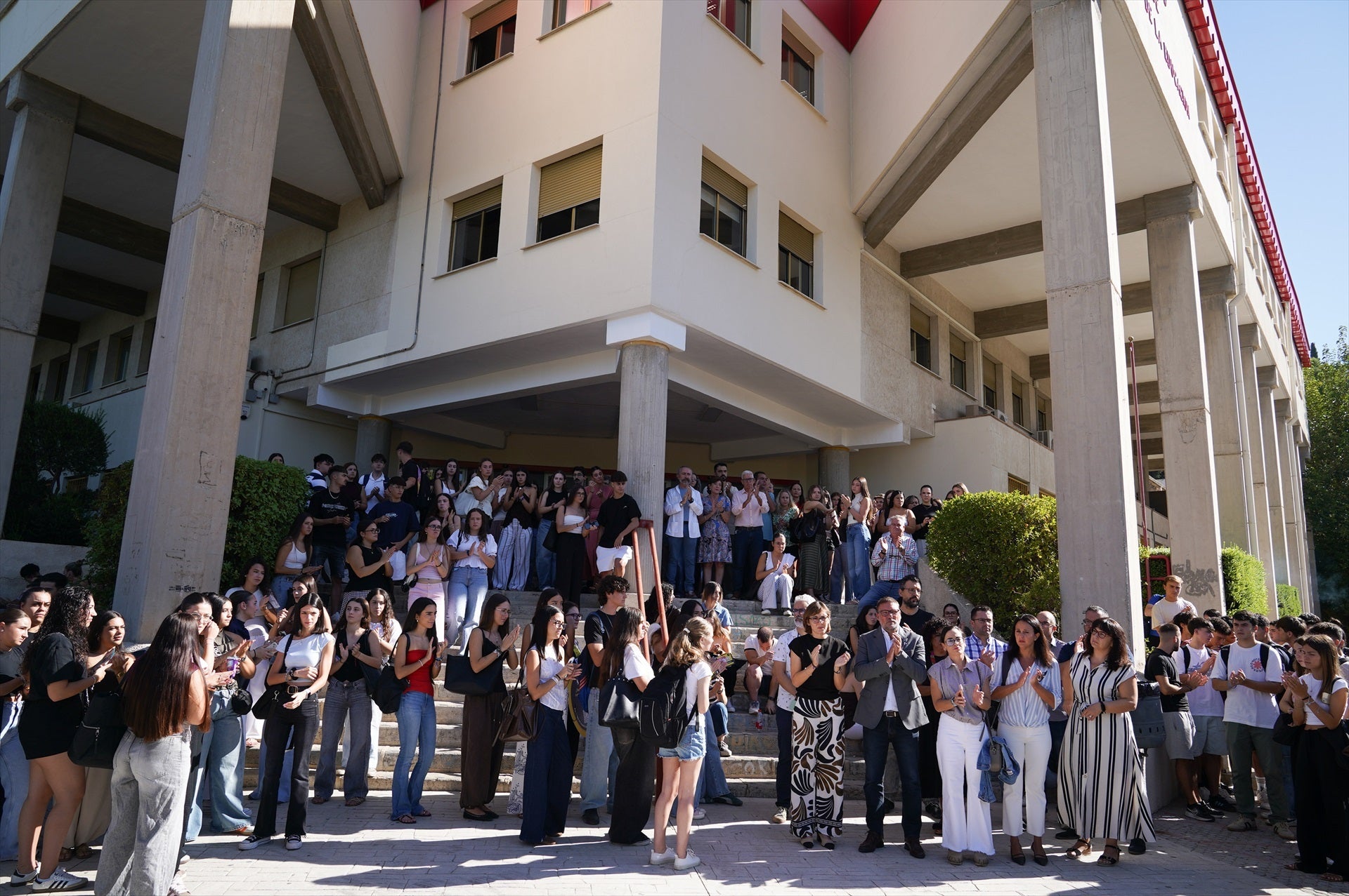 Participantes en el minuto de silencio convocado por la Universidad de Granada en memoria de la estudiante Claudia Tacoronte Aguilera. Participantes en el minuto de silencio convocado por la Universidad de Granada en memoria de la estudiante Claudia Tacoronte Aguilera.