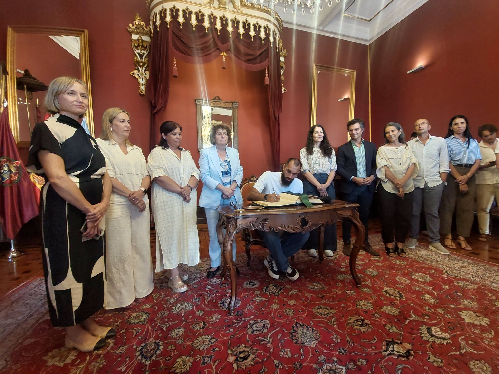El Ayuntamiento de Santiago recibe al futbolista compostelano Borja Iglesias, campeón del mundo con la Selección Española, por ser "una referencia en deportes, una referencia en valores y uno de los nuestros" El Ayuntamiento de Santiago recibe al futbolista compostelano Borja Iglesias, campeón del mundo con la Selección Española, por ser "una referencia en deportes, una referencia en valores y uno de los nuestros"