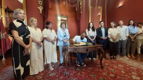 El Ayuntamiento de Santiago recibe al futbolista de Santiago de Compostela Borja Iglesias por ser "una referencia en deportes, una referencia en valores y uno de los nuestros" El Ayuntamiento de Santiago recibe al futbolista de Santiago de Compostela Borja Iglesias por ser "una referencia en deportes, una referencia en valores y uno de los nuestros"