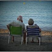 Imagen de archivo de dos personas en la playa.