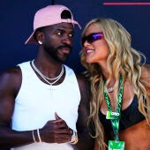 Vinícius Jr. junto a su pareja, la influencer, modelo y presentadora brasileña Virginia Fonseca.