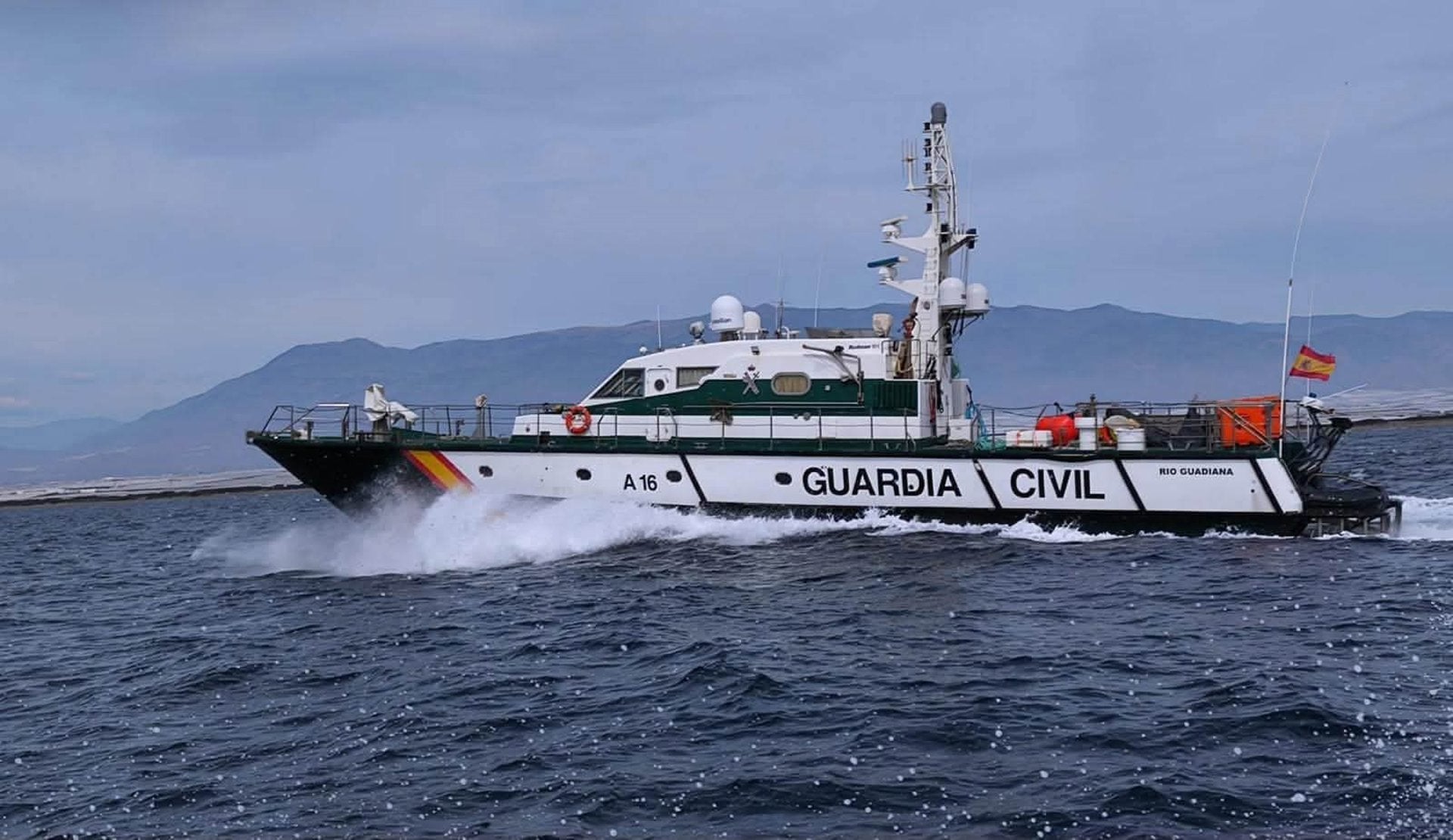 Cinco detenidos tras chocar una narcolancha contra una embarcación de la Guardia Civil en Adra Cinco detenidos tras chocar una narcolancha contra una embarcación de la Guardia Civil en Adra