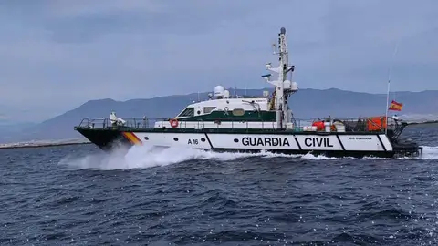 Cinco detenidos tras chocar una narcolancha contra una embarcación de la Guardia Civil en Adra Cinco detenidos tras chocar una narcolancha contra una embarcación de la Guardia Civil en Adra
