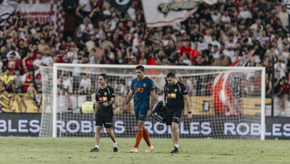 César Tárrega se retira lesionado en Sevilla