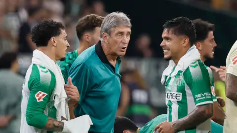 Manuel Pellegrini habla con Cucho Hernández y Antony en un partido. Manuel Pellegrini habla con Cucho Hernández y Antony en un partido.