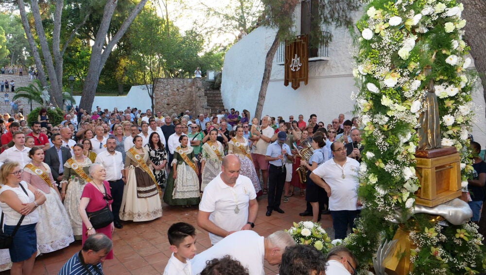 Autoridades, reina y damas a la llegada de la patrona a la ermita. 