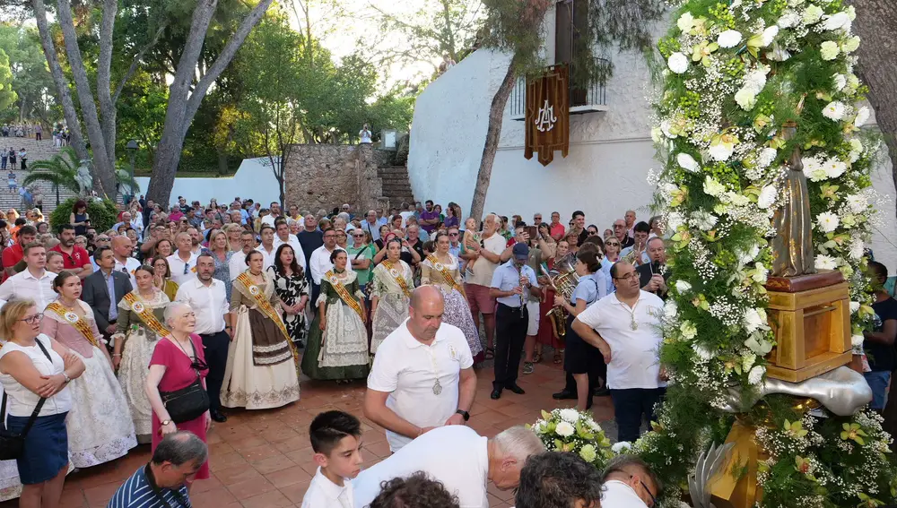 Autoridades, reina y damas a la llegada de la patrona a la ermita. Autoridades, reina y damas a la llegada de la patrona a la ermita.