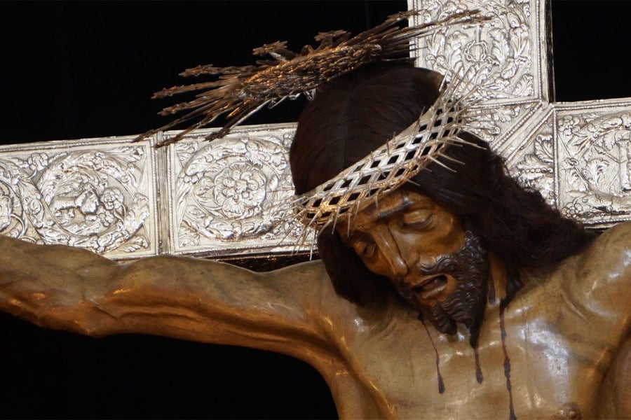 El Cristo de San Agustín procesiona este lunes en Granada para pedir protección ante los terremotos El Cristo de San Agustín procesiona este lunes en Granada para pedir protección ante los terremotos