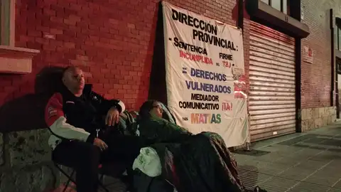 La Junta se compromete a contratar un mediador comunicativo para el colegio de Matías en Palencia tras la protesta de unos padres .