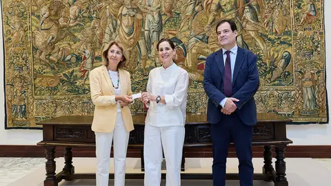 La fiscal superior de Euskadi y la presidenta del Parlamento Vasco La fiscal superior de Euskadi y la presidenta del Parlamento Vasco