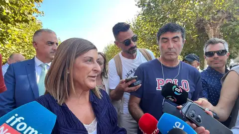 Buruaga atiende a los medios en La Bien Aparecida Buruaga atiende a los medios en La Bien Aparecida