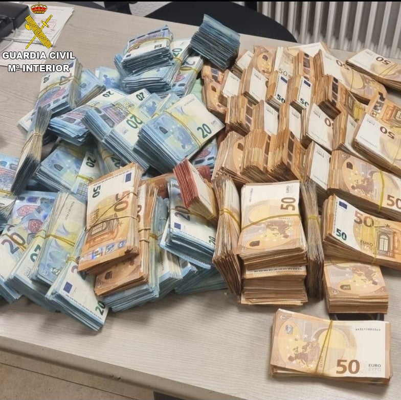 La Guardia Civil detiene a dos personas e incauta más de 280.000 euros ocultos en un vehículo en la A-3 La Guardia Civil detiene a dos personas e incauta más de 280.000 euros ocultos en un vehículo en la A-3
