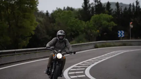 Una moto circulando por carretera Una moto circulando por carretera