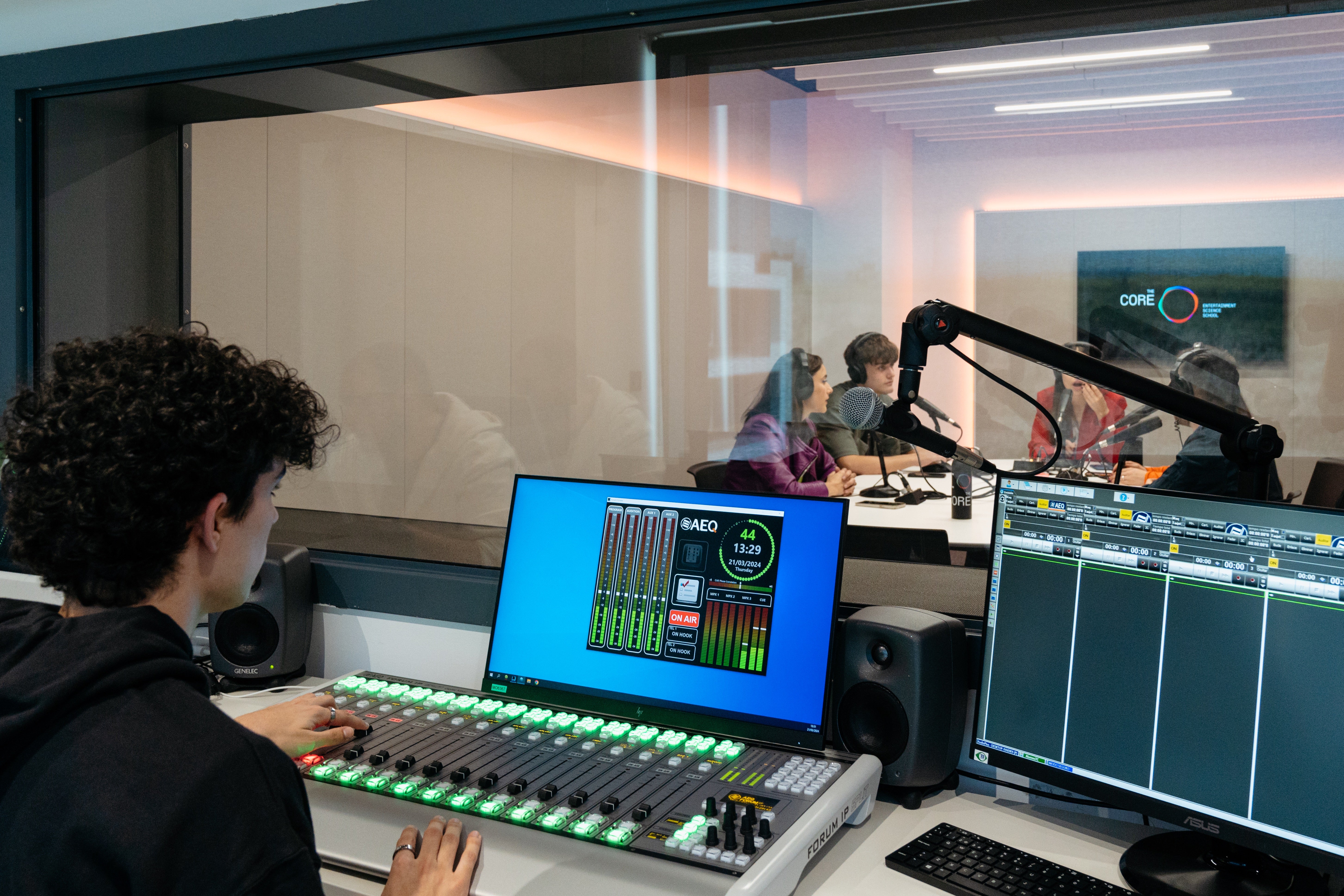España suspende en las aulas, pero se gradúa con honores en producción audiovisual España suspende en las aulas, pero se gradúa con honores en producción audiovisual