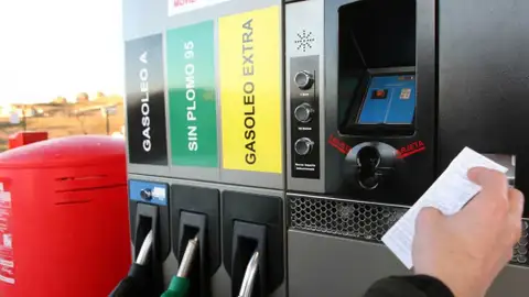 La gasolina 95 llega ya a los dos euros por litro en León La gasolina 95 llega ya a los dos euros por litro en León