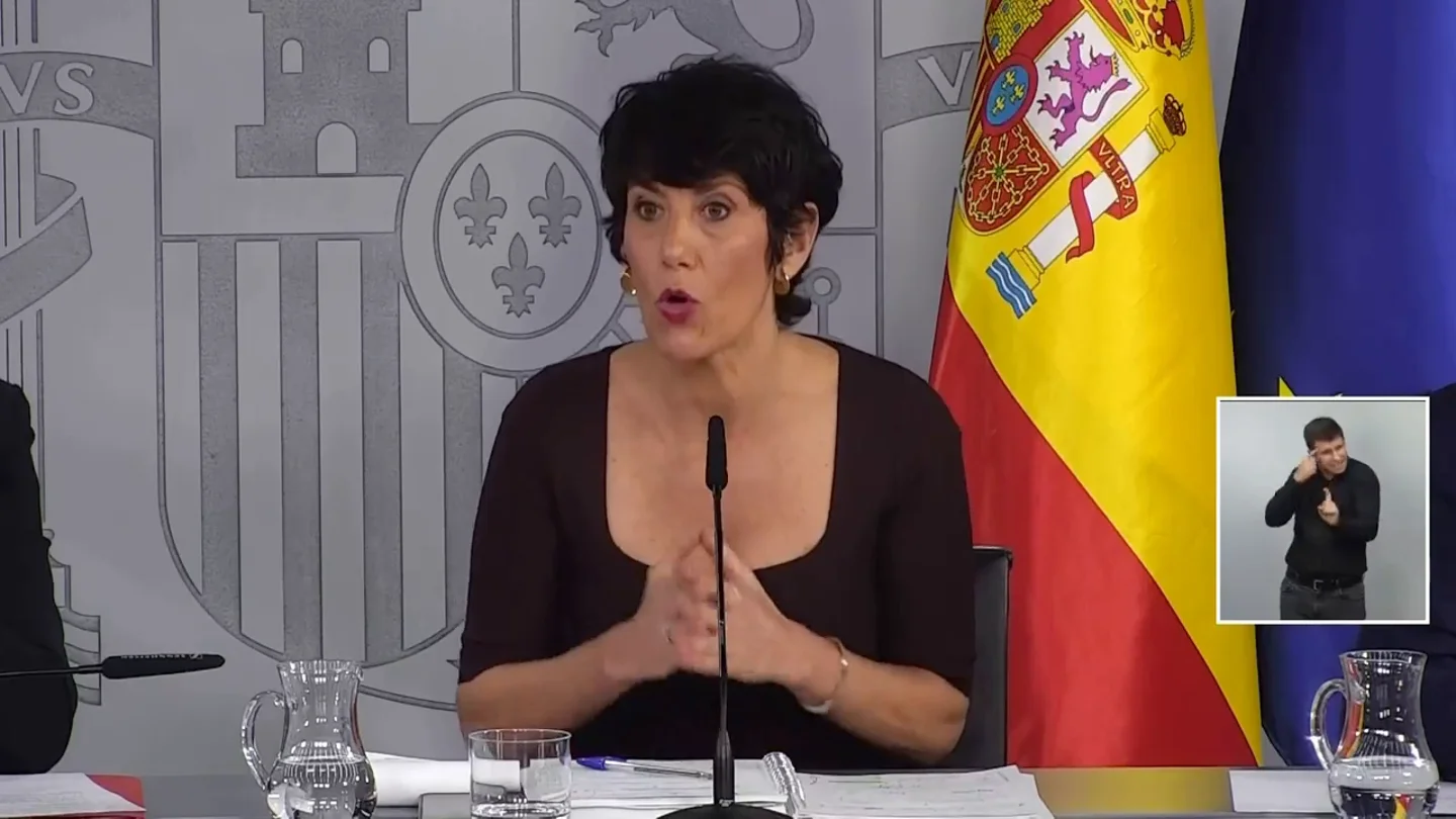El Gobierno ataca a Vivas: "Duele ver que haya dejado de hablar como el presidente de Ceuta" El Gobierno ataca a Vivas: "Duele ver que haya dejado de hablar como el presidente de Ceuta"