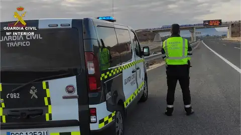 Control de tráfico de la Guardia Civil Control de tráfico de la Guardia Civil