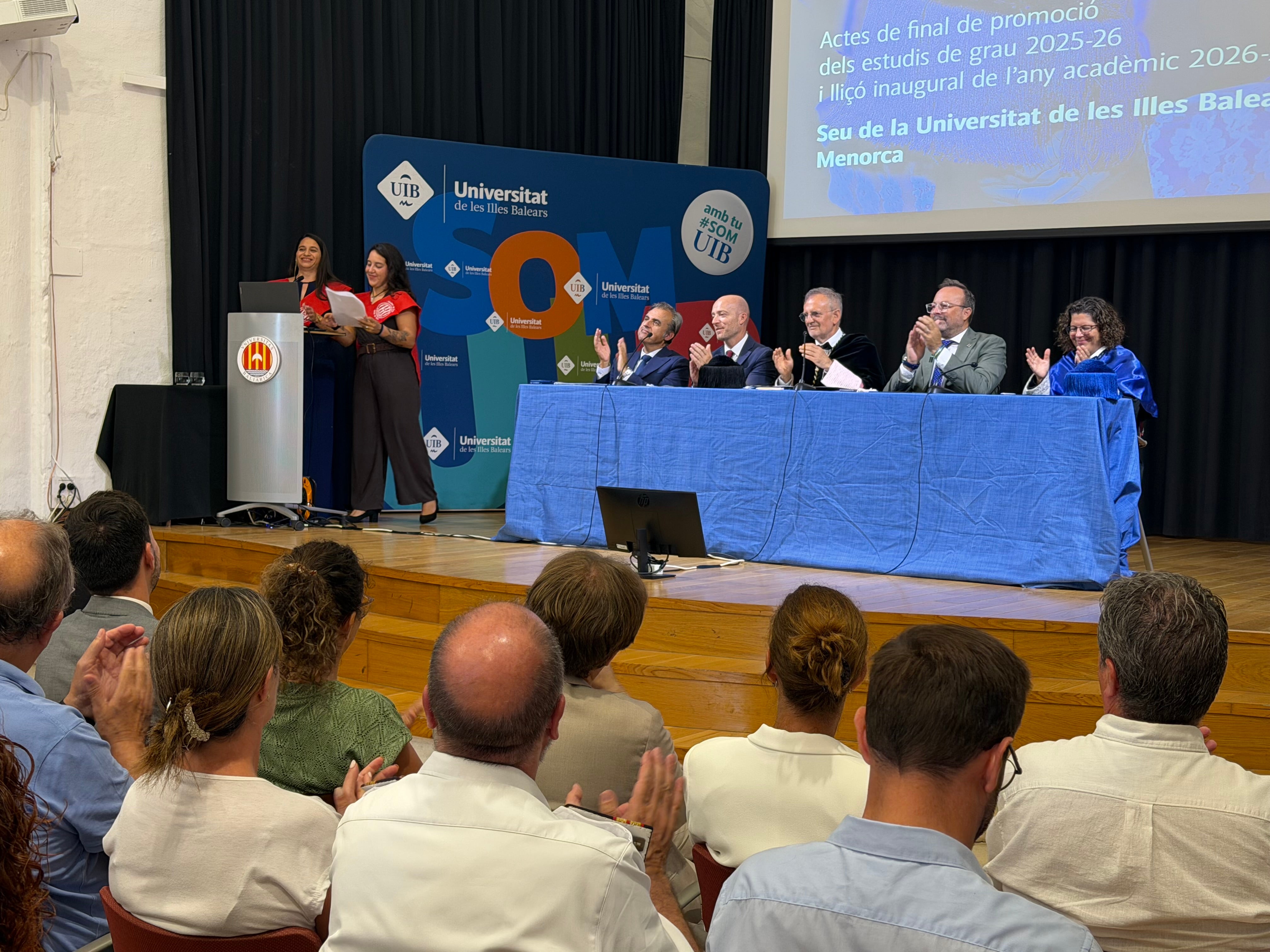 Vera visita Menorca y anuncia 3,5 millones para la UIB mientras reclama acelerar las obras del colegio de Es Mercadal Vera visita Menorca y anuncia 3,5 millones para la UIB mientras reclama acelerar las obras del colegio de Es Mercadal