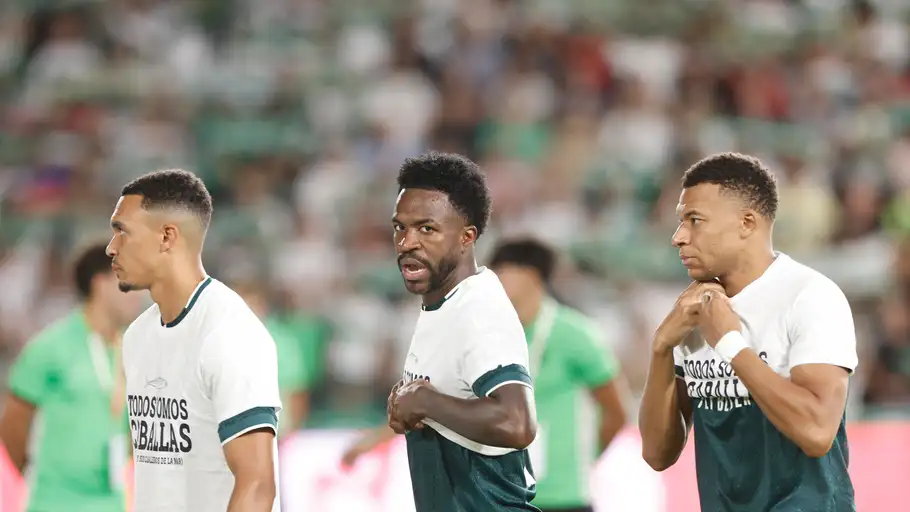 Vinicius y Mbappé se quitan la camiseta de apoyo a Ceuta Vinicius y Mbappé se quitan la camiseta de apoyo a Ceuta