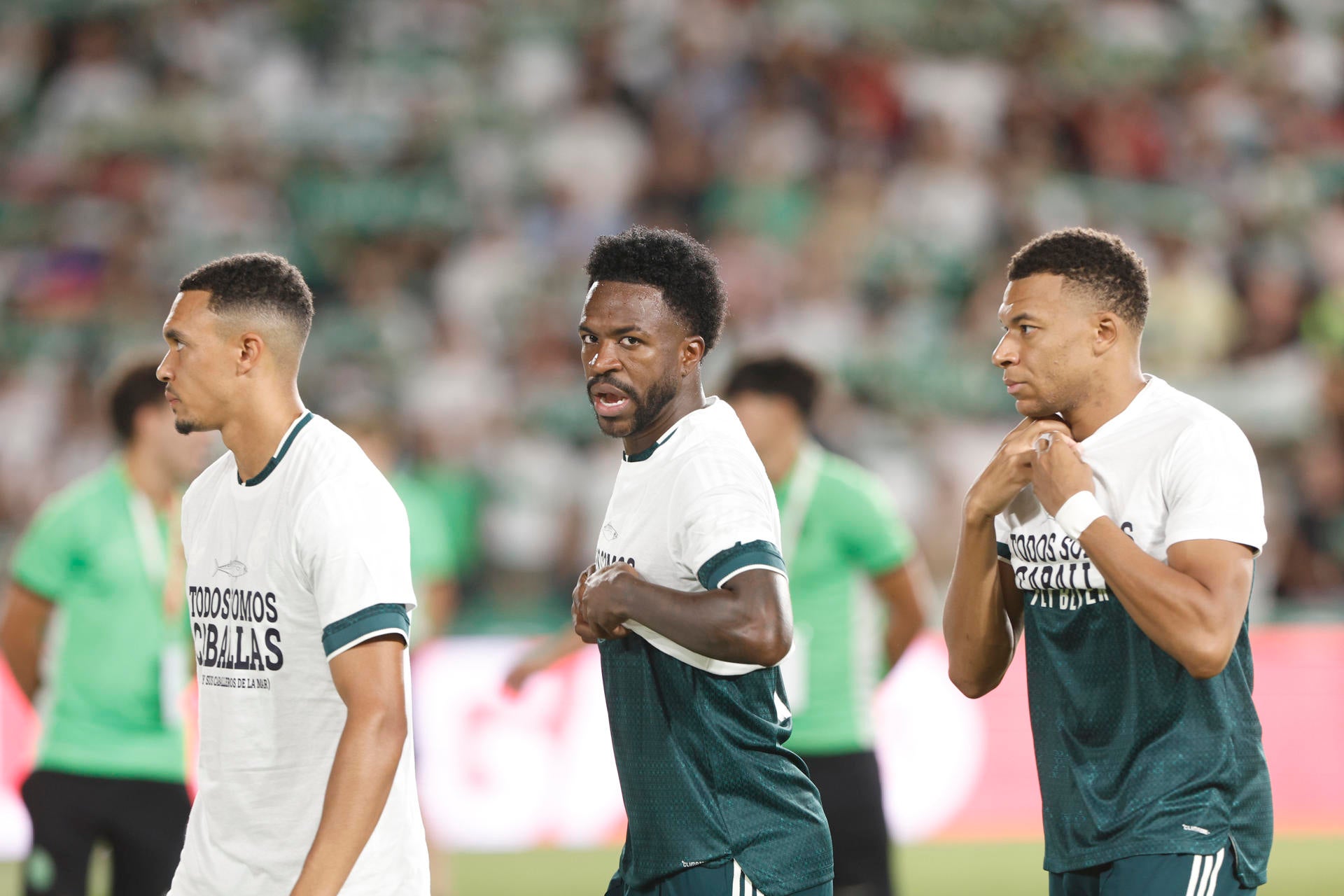 Mbappé, Vinicius y Konaté se quitan la camiseta de apoyo a Ceuta antes del partido contra el Elche: "No es contraproducente" Mbappé, Vinicius y Konaté se quitan la camiseta de apoyo a Ceuta antes del partido contra el Elche: "No es contraproducente"