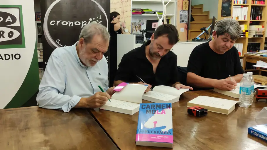 Nos citamos en la Librería Cronopios de Pontevedra con Carmen Mola para presentar su nueva novela: “Los Huérfanos”. Jorge Díaz, Agustín Martínez y Antonio Mercero escogen Cronopios Pontevedra para la primera presentación de su nueva novela que acaba de publicarse en España, EEUU y 18 países de Latinoamérica. En este enlace directo a nuestra web puedes volver a escuchar la entrevista con Susana Pedreira desde la Librería Cronopios de Pontevedra.