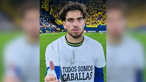 Abde, jugador marroquí del Betis, vistiendo anoche la camiseta de apoyo a Ceuta. Abde, jugador marroquí del Betis, vistiendo anoche la camiseta de apoyo a Ceuta.