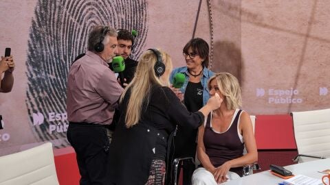 Alsina descubre los secretos del maquillaje en Atresmedia: as&iacute; trabajan sus maquilladoras