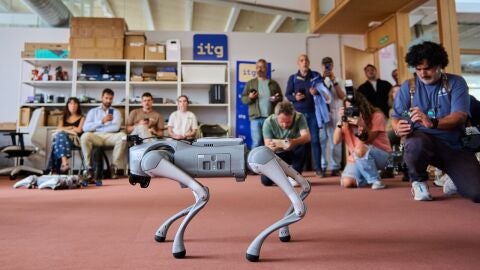 Demostración de un robot que entiendie órdenes e IA en el ITG de A Coruña Demostración de un robot que entiendie órdenes e IA en el ITG de A Coruña