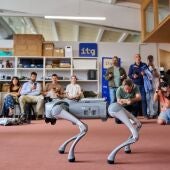 Demostración de un robot que entiendie órdenes e IA en el ITG de A Coruña 