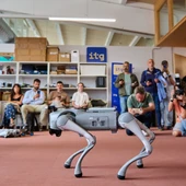 Demostración de un robot que entiendie órdenes e IA en el ITG de A Coruña Demostración de un robot que entiendie órdenes e IA en el ITG de A Coruña