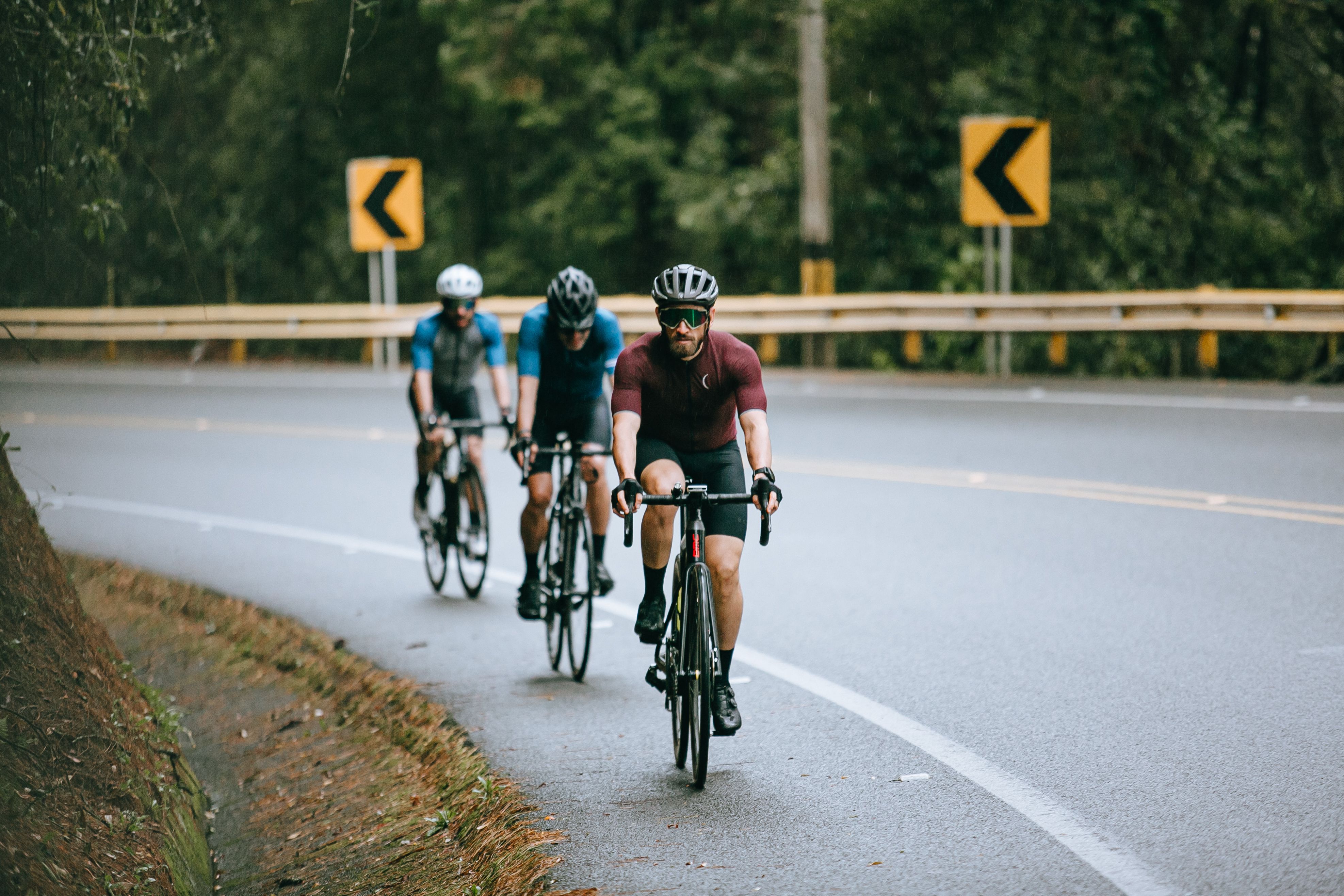 Tres ciclistas circulan por una carretera Tres ciclistas circulan por una carretera