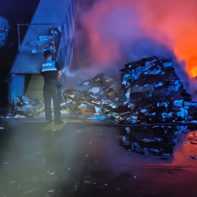 La rápida intervención de policías locales evita la propagación de un incendio en una empresa de residuos en Villalobón La rápida intervención de policías locales evita la propagación de un incendio en una empresa de residuos en Villalobón