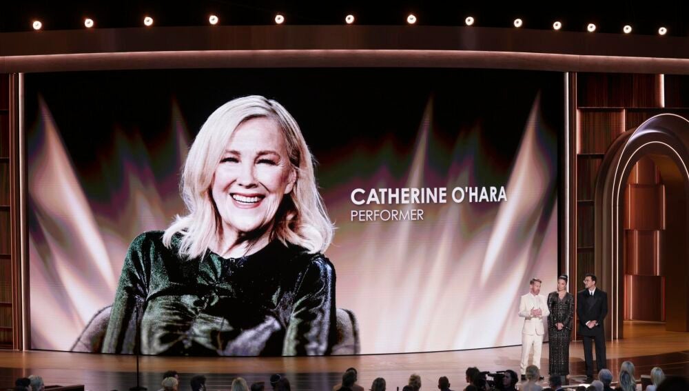 Homenaje a Catherine O'Hara en los Emmy.