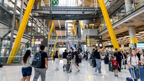 Diversas personas en la T4 del aeropuerto de Madrid.
