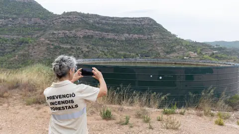 Una agent cívic revisant un punt d'aigua a Monistrol de Montserrat Una agent cívic revisant un punt d'aigua a Monistrol de Montserrat